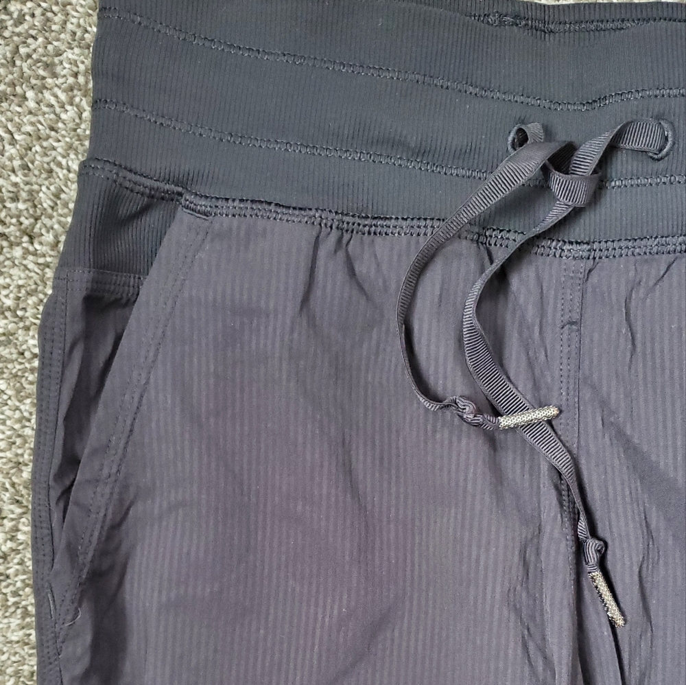 Lululemon Dance Studio Cropped Jogger Pant LIKE NEW size 2 - Picture 8 of 13
